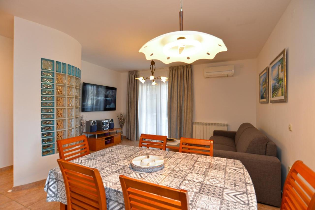 Apartments Elvis 1299 Vrsar Buitenkant foto