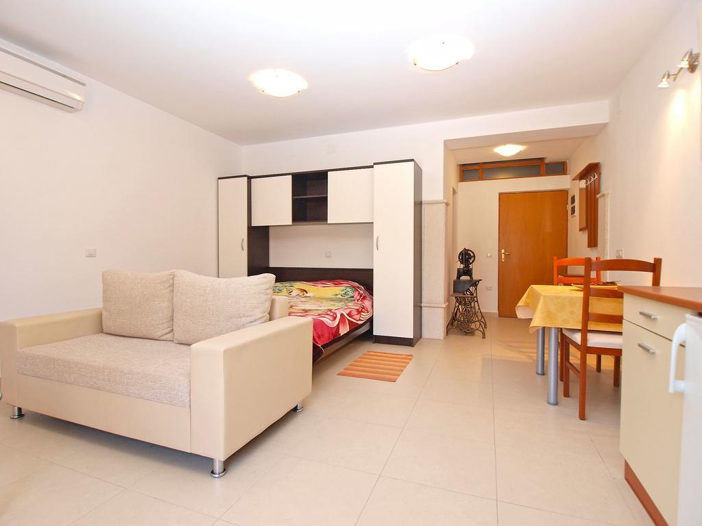Apartments Elvis 1299 Vrsar Buitenkant foto