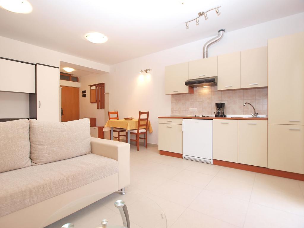 Apartments Elvis 1299 Vrsar Buitenkant foto